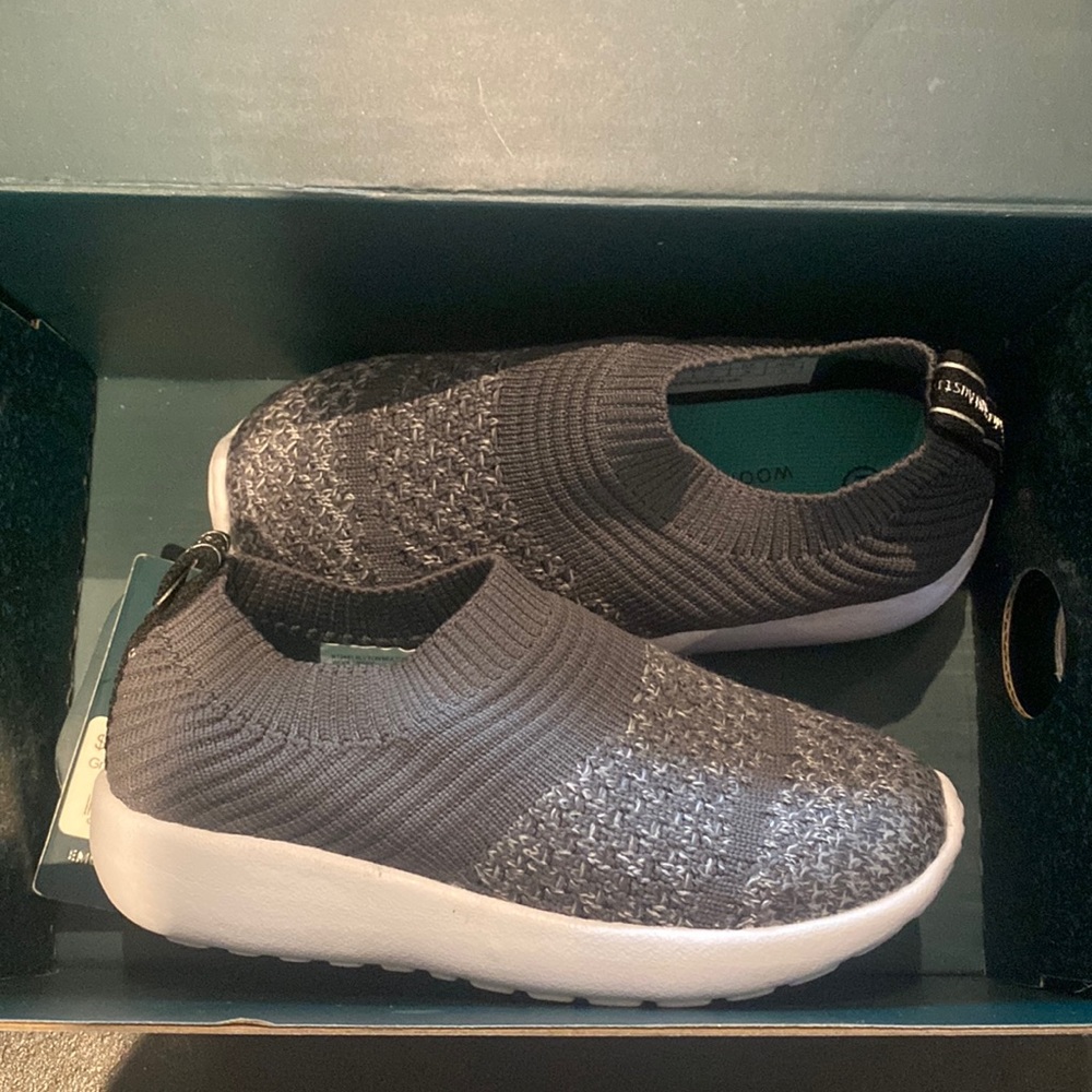 EMU Australia Runners BNWT
